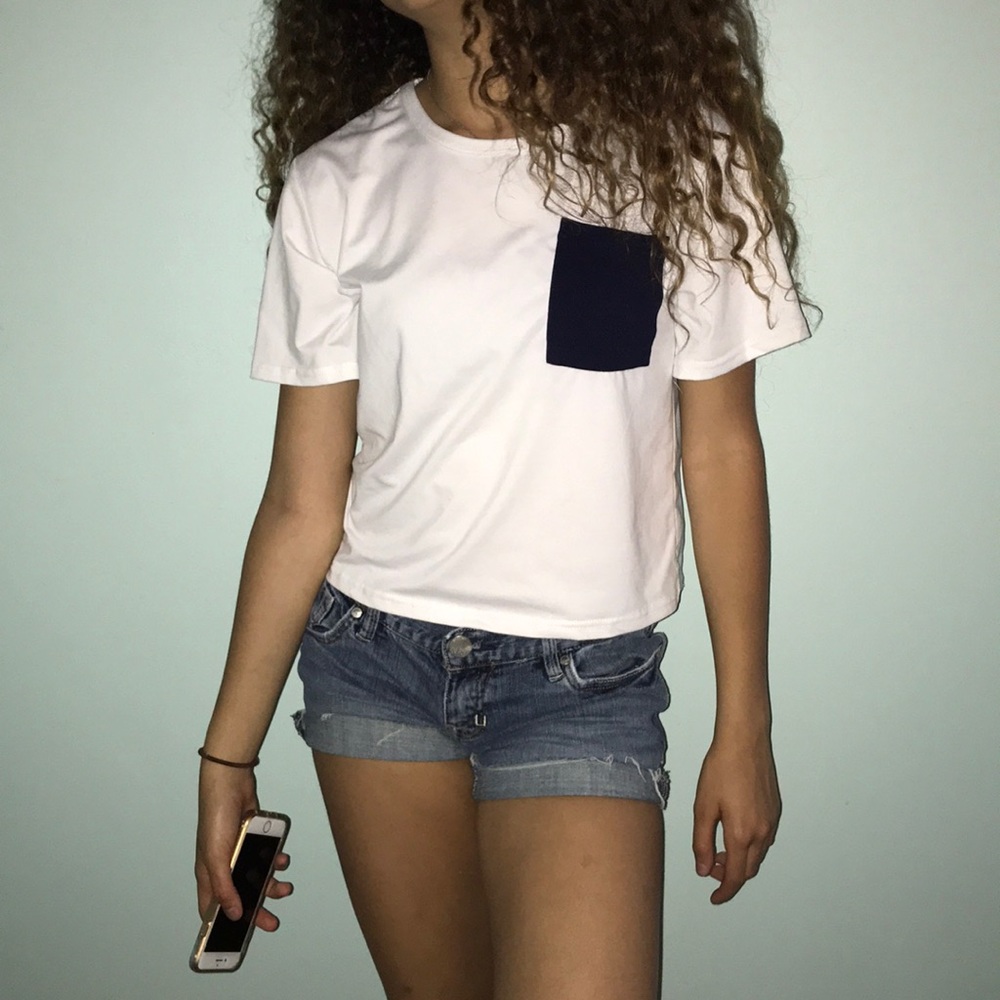 Plane white tee with a blue pocket